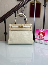 好價出一個全新🤩Hermes Kelly 25 CC8L Béton Ghw 鱷魚冰川白金扣 Matt croco霧面鱷魚皮包包👛