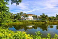 The White House, Palm Hills Golf and Country Club