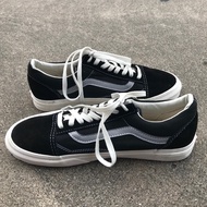 ขายรองเท้ามือสอง vans old skool OG สภาพเต็ม 99% พิจารณาตามรูปภาพน่ะครับ หนอนสีเทา  Size “ 43 ‘ UK 9 ‘ US 10 ‘ 28 CM ‘ 850฿ รวมส่ง ด่วน EMS ฟรี