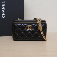 CHANEL 長盒子化妝包帶鏡子17金柱調節扣黑色羊皮鐳射標鳳梨扣金柱調節扣鏈條肩背包