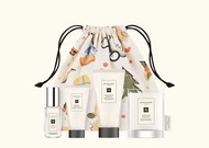 1200+好評❤️現貨‼️JO MALONE 祖馬龍 香氛聖誕袋套裝 🎄✨ 套裝內容： • 牡丹與胭紅麂絨古龍水 9ml 🌸 • 英國梨與小蒼蘭手部及身體沐浴凝膠 50ml 🍐 • 青檸、羅勒與柑橘護