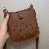 Hermes 金棕Clemence皮金釦Mini Evelyne斜背包