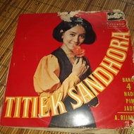 Vinyl Titiek Sandhora band 4 nada