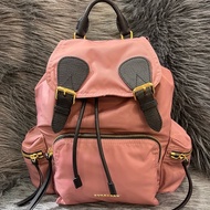 Burberry 40209591 粉色 梅粉色 尼龍 金釦 The rucksack 後背包 旅行包 背包