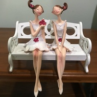 Vimata Vintage ตุ๊กตาเรซิ่นนั่งห้อยขาสาวน้อยถือดอกไม้สีชมพู