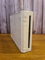 เครื่อง Nintendo Wii สีขาวแปลงสายมืดเรียบร้อยแล้ว สามารถเล่นเกมผ่าน Harddisk กับ Flash Drive ได้ เป็นสินค้าของแท้มือสองมาจากญี่ปุ่นมีริ้วรอยบ้างเล็กน้อยใช้งานได้ตามปกติขายเฉพาะเครื่องตัวละ490-690 บาท
