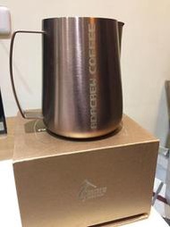 ADACREW太空人3.0 聯名款奶杯拉花鋼杯 鍍鈦玫瑰金 720ml 太空人鋼杯 尖嘴鋼杯 控流奶泡 手感佳