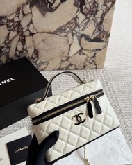Chanel白色羊皮手柄盒子包