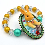TIMBEE LO立體小兔子綴水晶花邊 燈泡塑料珠半寶石串珠橡皮筋手鍊