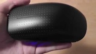 藍光 Bluetrack 微軟專為Windows設計的 Microsoft Touch Mouse，主打多點觸控手勢操作，讓用戶能透過滑鼠表面進行直覺的觸控捲動。 not logitech logi 