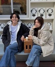 BEIGE 現貨🇰🇷WHO.A.U 雙面褸 QWER 同款‼️新品SALE💢 WHO.A.U 🇰🇷韓國直送 人氣潮流服飾品牌 WHO.A.U 羊羔毛連帽外套 雙面穿搭  韓星同款 情侶穿搭  UNIS