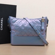 CHANEL GABRIELLE流浪中號28幻彩色牛皮28開金銀扣肩背包