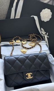 全新Chanel 22B VIP款心形金屬鏈帶吊飾Flap Bag