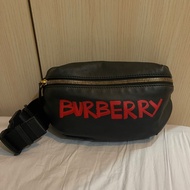 BURBERRY 塗鴉腰包