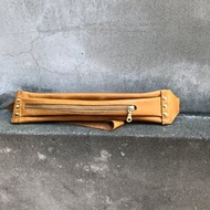 手工縫製油臘牛皮輕便隨性晨練拉鍊小腰包 胸口包