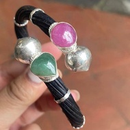 象牙手鐲，925 純銀包覆，綴以紅寶石與緬甸綠翡翠，均碼。