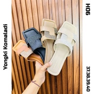 H06 Flat Sandals