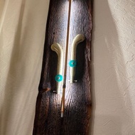 古董小提琴弓和鋼琴黃銅踏板的壁燈