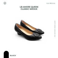 LA BELLA รองเท้าคัชชูส้นสูงหนังแกะ  รุ่น LB AMORE QUEEN CLASSIC WEDGE - BLACK
