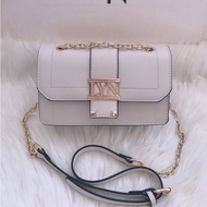 พร้อมส่ง กระเป๋าสะพายข้างเเละคล้องไหล่ LYN crossbody bag รุ่นเเม่อั้ม ทรงเหลี่ยม 6 สี มีหนังรองบ่า