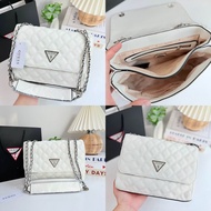 Guess guess giully quilted flap crossbody อุปกรณ์ ป้าย ถุงผ้า ขนาด 9 นิ้ว สูง 7 นิ้ว ราคา 789 บาท