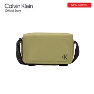 CALVIN KLEIN กระเป๋าสะพายข้างผู้ชาย ทรง Ultralight Flap Camera Bag รุ่น HH3928 305 - สี DARK JUNIPER