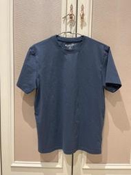 (台灣原廠公司貨) 佐丹奴 GIORDANO 男裝SORONA涼感素色T恤 山湖藍 標誌黑 M號
