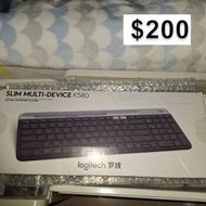 $200 羅技（Logitech）K580 輕薄多工無線鍵盤。