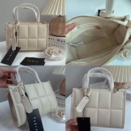 เข้าครบสี  กระเป๋าสะพายข้าง pedro  ขนาด 8 นิ้ว สูง 6 นิ้ว อปก ป้าย ถุงผ้า การ์ด ราคาสีดำ /ขาว ราคา 4