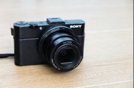 Sony RX100II rx100m2 黑卡2 相機， 去旅行平玩用一流，細細部又高質RX100 唯一只有第二代有機頂熱靴hot shoe, 更方便使用獨立閃光燈 及 飛燈使用，玩法更多元化。而且zoom 焦距比456 代更長更好用。正常使用痕跡，連原廠數據及充電線。Message quota 有限, 有興趣購買才inbox, 價錢已經很便宜， 暫不接受大議價。