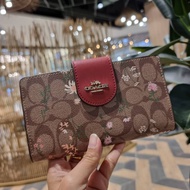 COACH C8729 TECH PHONE WALLET IN SIGNATURE CANVAS WITH WILDFLOWER PRINTแบรนด์แท้💯%ดีไซน์ใหม่ คอลเลคชั่นสวยหรู(outlet)ถ่ายจากสินค้าจริง