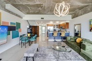 Hang Ten 2 Story Townhome, Pool, Midtown Near All