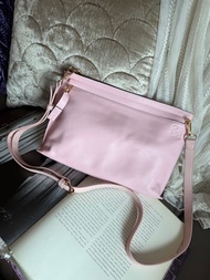 多年正版正貨商標門市現貨 可免息分期  Loewe t pouch pink / rose sakura bag 櫻花粉 crossbody bag 粉紅色 手袋 袋 腋下包 腋下包 斜挎包  古董 