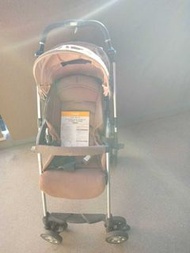 Combi 嬰兒車 XY-600 ◆附腳套 ◆附帶使用說明書 ◆1 個月至 3 歲 估計體重 15kg 或以下