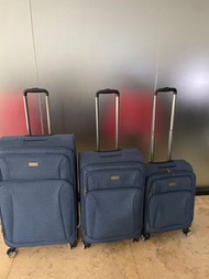 Tommy Bahama 布質可擴展行李箱 20 吋 （$250）、24吋 （$320）、28 吋 （$400）