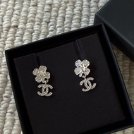 CHANEL 全新香奈兒銀色幸運草水鑽經典雙C LOGO耳針耳環