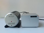 英國Musical Fadelity X-LP MM/MC 唱頭放大器. 內置RIAA電路,可處理MM或MC唱頭訊號,使用簡便,音色自然,和暖久聽不攰.功能正常. 12V 線性電源變壓器提供充沛功率並