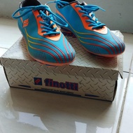Sepatu bola merek Finotti