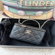CHANEL 香奈兒【26C 早春】 LONG VANITY WITH CHAIN 經典復古雙C Logo 金扣顆粒壓花小牛皮菱格紋皮穿鏈手提化妝包