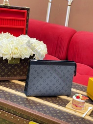 全新✅帶盒hkluxehk 🎁LV（Louis Vuitton）Pochette Voyage 中號 clutch