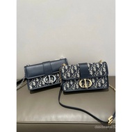 24New Miss Montaigne Mini chain bag
Practical yet elegant。Adopt blue color oblique Printed fabric me