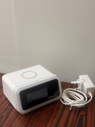 Momax alarm clock with wireless charging & Bluetooth speaker.
無線充電鬧鐘/藍牙喇叭⏰