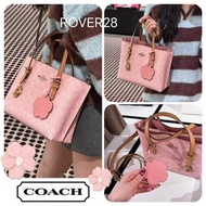 現貨‼️有單Coach Mollie 25 托特包🎀 情人節限定粉紅色💕
限量款原價 21xx✈️
仲跟埋山茶花掛飾㗎🌺✨
真係又靚又裝得嘢👜💖
尺寸大約 25×19×12.5cm📏
✅Package