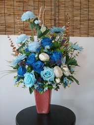 ดอกไม้ผ้าไหมเทียมโทนสีฟ้าในแจกันเซรามิก