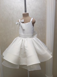 適合小公主的緞面花朵連身裙 精美連身裙 手工製作的嬰兒連身裙