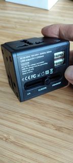 萬用旅行充電轉換插頭