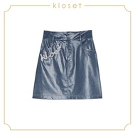 KLOSET Embellished Denim Skirt (RS20-S001) กระโปรงสั้นผ้าเคลือบ แต่งดีเทลมุข