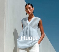 MUDEE เสื้อเบลาส์อัดพลีทคอวี ผ้าลินินผสมเทนเซล สีฟ้า