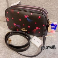 $1299👉特價$1185 ✅香港現貨只有一個‼️ 鬥手快!! 先入數先得   🌺Coach Jes camera double-zip Crossbody with disco Star printed handbag black color   雙拉鏈星星🌟圖案相機斜揹袋，容量好大，放到長銀包，裝到好多野㗎😊