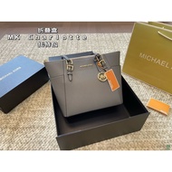 H I G Q U A L T Y Folding Box 
 C h a r l o t e Tote Wrapped to Reveal Old Fashion Match Appearance 